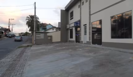 Alugo sala comercial bairro Floresta proximo a tudo