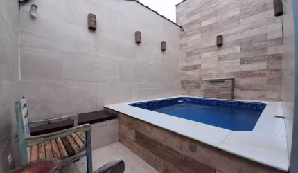 CASA COM PISCINA 440 MIL  É oportunidade