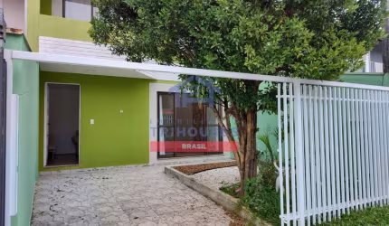 Incrível Sobrado em condomínio fechado à venda no Boqueirão com 3 dormitórios, 2 banheiros e uma va