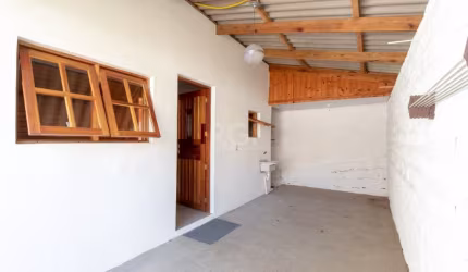 Casa c/ 2 quartos em amplo terreno de 10x42 no bairro Espirito Santo