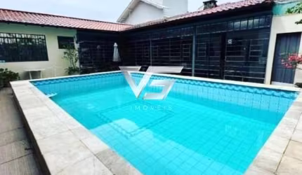Espaçosa casa em Canasvieiras 300m   da Praia