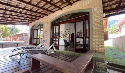 CASA EM CONDOMINIO FECHADO COM 3 DORMITÓRIOS,2 VAGAS DE GARAGEM,SALA 2 AMBIENTES