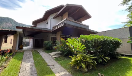 CASA EM CONDOMÍNIO COM 6 SUÍTES,SALA DE ESTAR E JANTAR,SALA DE TV,30 METROS DA ORLA,3 VAGAS DE GARAGEM