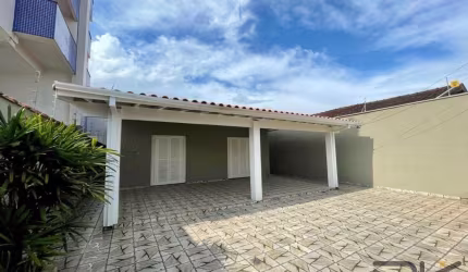 Casa com ampla sala 2 ambientes,4 dormitórios sendo 2 suítes, 1 banheiro social, 5 vagas de garagem