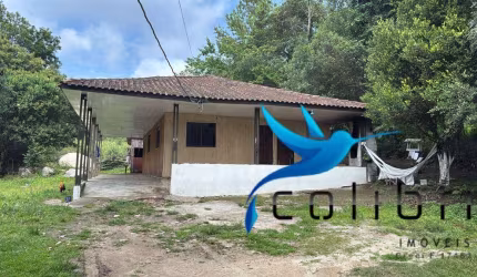 Chácara Urbana ao lado da Rodovia medindo 3600m² com casa e rio.