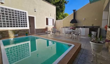 Taquara. Casa Dúplex com Salão, 4 Quartos, Sendo 1 Suítes e 3 Vagas.