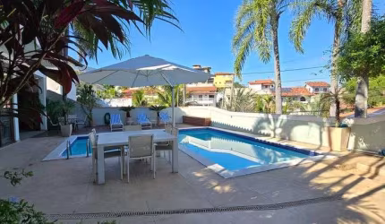 Freguesia. Casa Dúplex com Salão, 4 Quartos, Sendo 2 Suítes, Piscina, Salão de Jogos e 1 Vaga.