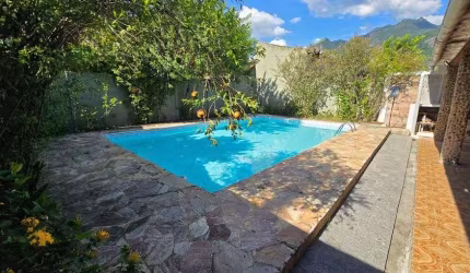 Freguesia. Casa de Condomínio Linear com Salão, 3 Quartos, Piscina, Churrasqueira e 4 Vagas.