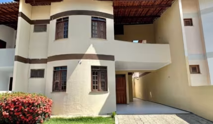 Casa - Dúplex em Condominio Fechado, c/ Sala, Varanda, 04 Suites, Cozinha, Área de Serviço,  Dependência de Empregada, 02 Vagas, condominio c/ Piscina, Deck e Churrasqueira.