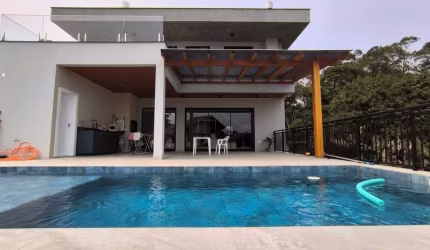 Venha se encantar com esta casa nova e moderna em um condomínio fechado!