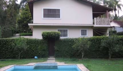 Casa á Venda em Cotia/SP na Roselândia com 200m², 3 dormts - 1 Sts