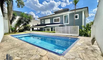Condomínio Golf Village - Casa Alto Padrão Condomínio Golf Village - 4 suítes, piscina!