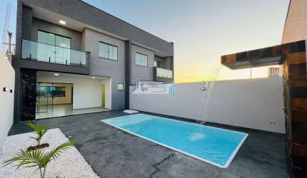 BELEZA, REQUINTE E QUALIDADE NA QUADRA DO MAR! SOBRADO COM 3 SUÍTES / PISCINA.