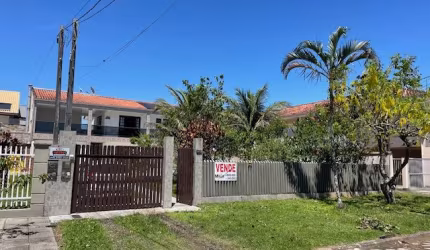 Ótima residência no centro com amplo terreno