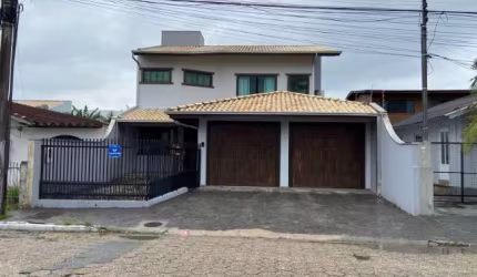 CASA MOBILIADA EM ITAJAÍ