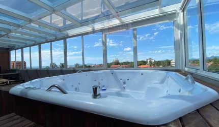 COBERTURA DUPLEX COM HIDROMASSAGEM 1 SUITE + 1 DORM.