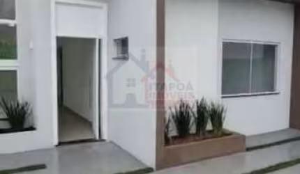 CASA COM 2 QUARTOS SENDO 1 SUÍTE, PISCINA SALA COM PÉ DIREITO ALTO.