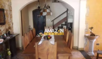 Casa com 4 dormitórios à venda, 200 m² por R$ 1.007.000,00 - Campos Elíseos - Taubaté/SP