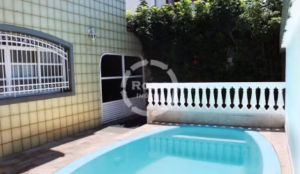 Sobrado isolado 3 quartos, suíte, 2 vagas, piscina, 300 metros Praia. Santos/SP
