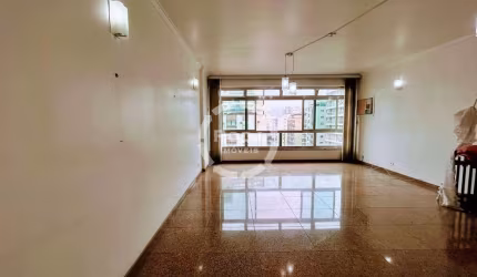 Apartamento amplo, duas quadras da praia do Gonzaga, 3 dormitórios, 1 suite e DP completa. 01 vaga.