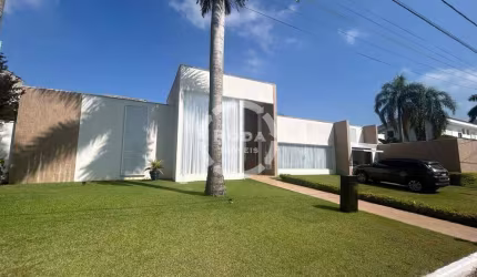 Casa Cinematográfica à Venda no Condomínio Acapulco - 5 suítes