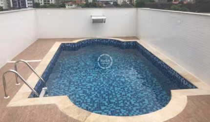 Casa sobreposta com piscina aquecida e 04 quartos Ponta da Praia