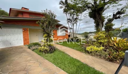 Elegance Imóveis vende ótima casa com 350 m2  privativos 3 dormitórios suíte, terreno 20 X 50, garagem 6 carros. Bairro Rio Branco Cachoeira do Sul