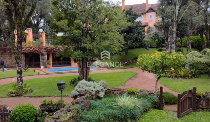 Elegance imóveis vende linda Residência em condomínio fechado, próximo ao Centro de Gramado com 3 suítes, sacada, lareira, churrasqueira e vaga de garagem coberta. Gramado - RS
