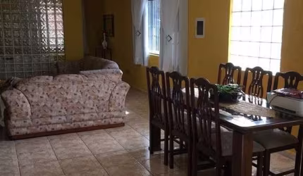 Casa assobradada no Jaraguá 4 dormitórios 2 vagas!