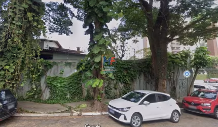Excelente Terreno localizado na Vila Andrade Zona Sul, área total 1.243 m² e 200 m² a.c., duas frentes 36,50 m  e 20  m . ZONEAMENTO: ZM. REF: 20.071