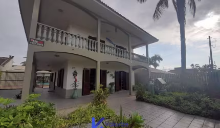 Sobrado com piscina próximo ao mar