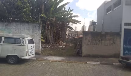 Terreno 100% plano, rua larga e sem saída, próximo a comércios.