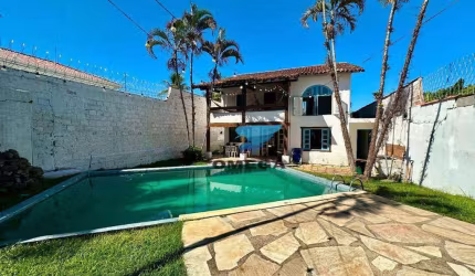 Casa à venda na Praia do Pernambuco no Guarujá | Omega Imóveis