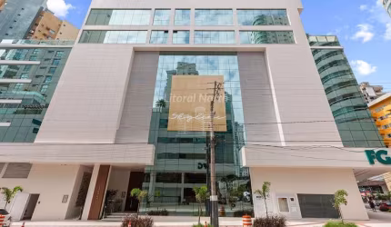 Apartamento finamente mobiliado com linda vista para o mar.