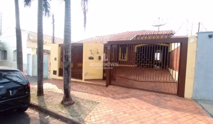 Casa para Locação Centro, com piscina, Jaboticabal / SP.