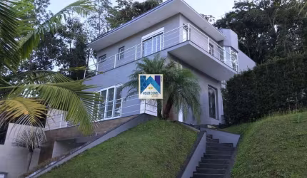 PISO TÉRREO: - SALA PARA 03 AMBIENTES COM PÉ DIREITO DUPLO, ILUMINAÇÃO ABUNDANTE, PORTA PIVOTANTE EM MADEIRA E PUXADOS E