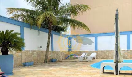 Belíssima Casa com Piscina com 05 dormitórios no Centro de Navegantes!