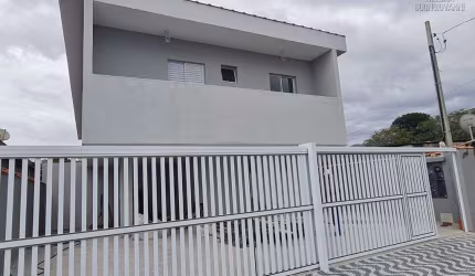 Casa de condomínio espetacular com sacada ampla, frente rua de dois quartos