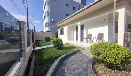 Casa à Venda em Jaraguá do Sul com 4 quartos - Água Verde