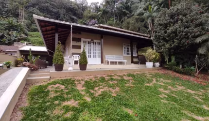 Casa à venda, 4 quartos, sendo 1 suíte, Bairro Vieira, Jaraguá do Sul/ SC.