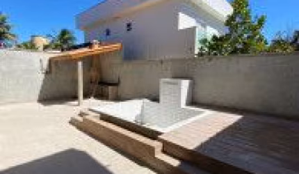 Casa localizada no bairro Jardim Regina, em Itanhaém - frente ao mar, acesso pavimentado.