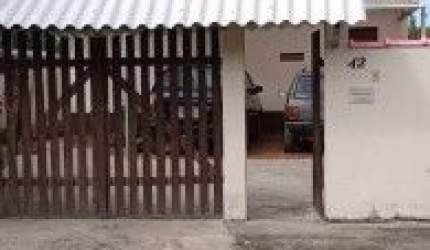 Casa no bairro Jardim Umuarama, em Itanhaém - localizado lado serra, em rua de terra.