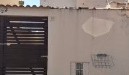 Casa no bairro Jardim Magalhães, em Itanhaém - localizado lado serra, em rua calçada.