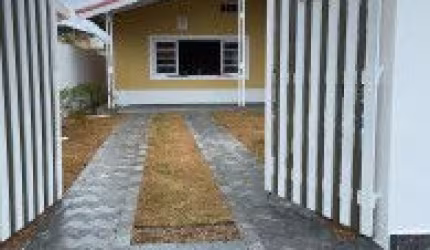 Casa no bairro Santa Julia, em Itanhaém - sendo lado praia, em rua calçada.