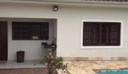 Casa na Praia dos Sonhos, em Itanhaém - sendo lado praia, em rua calçada.