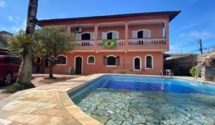 Linda casa localizada no Centro de Itanhaém - lado praia.