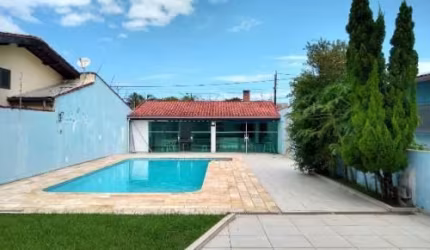 Belíssima casa localizada no bairro Cibratel - lado praia.