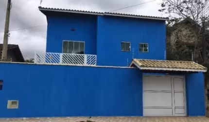 Belíssima casa localizada no bairro Jardim Regina - lado praia, em rua calçada.