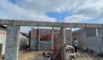 Casa localizada no bairro Tupy, em Itanhaém- em rua calçada, lado praia.