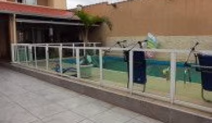 Casa localizada no bairro Jequitibá, em Itanhaém - Possui portão automático, porcelanato, piscina, área gourmet com churrasqueira, fogão mineiro e edícula.
